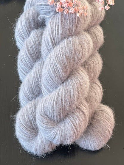 Détail texture laine Annabelle DK bébé alpaga duveteuse coloris gris Minnie Wooliette