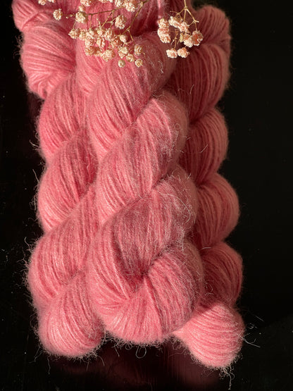 Détail texture laine Annabelle DK bébé alpaga duveteuse coloris rose Sweetie Wooliette