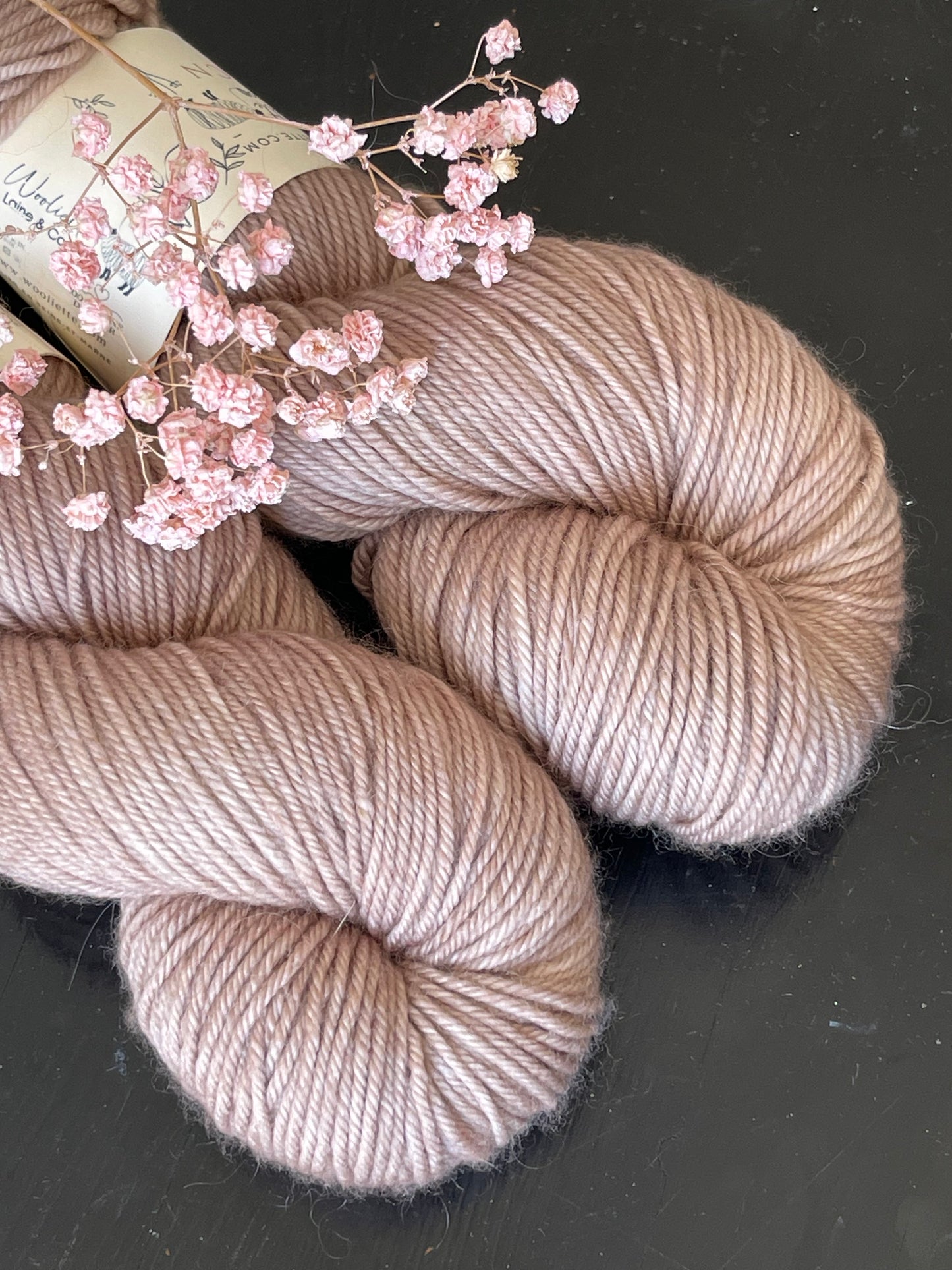Détail texture laine MCN DK mérinos cachemire coloris beige naturel Café Latté Wooliette