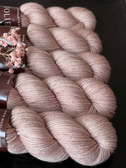 Laine MCN DK mérinos cachemire nylon Mars et Vénus bois rosé teinte main Wooliette
