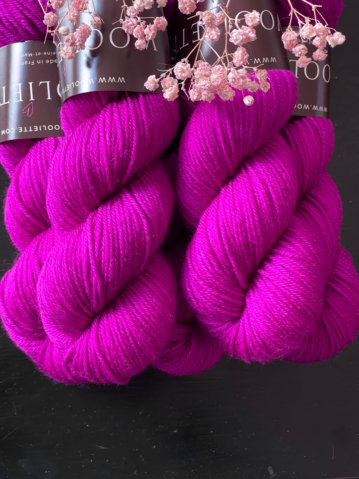 Détail texture laine MCN DK mérinos cachemire coloris magenta violacé Barocco Wooliette