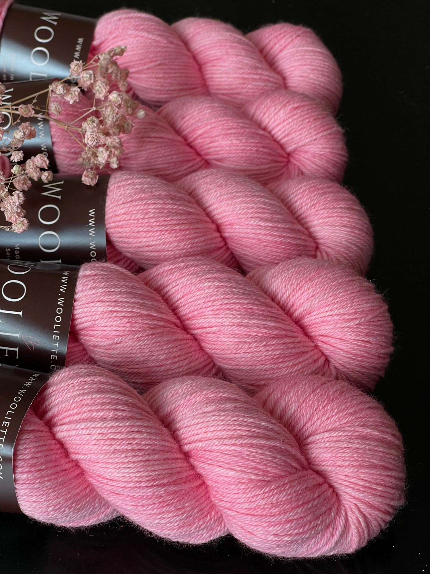 Écheveau laine mérinos cachemire nylon DK Chamallow 100g 212m rose bonbon dragée Wooliette