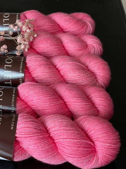 Laine MCN DK mérinos cachemire nylon Sweetie rose pivoine teinte main Wooliette