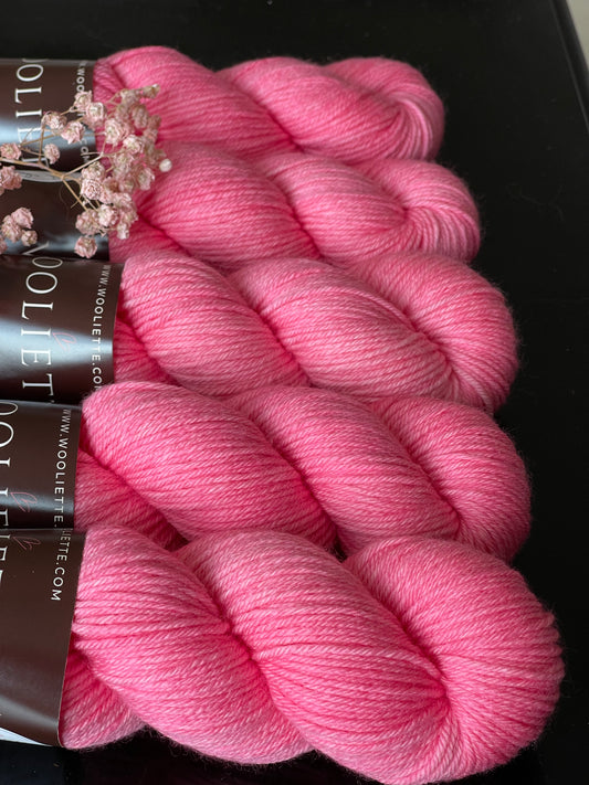 Laine MCN DK mérinos cachemire nylon Sweetie rose pivoine teinte main Wooliette