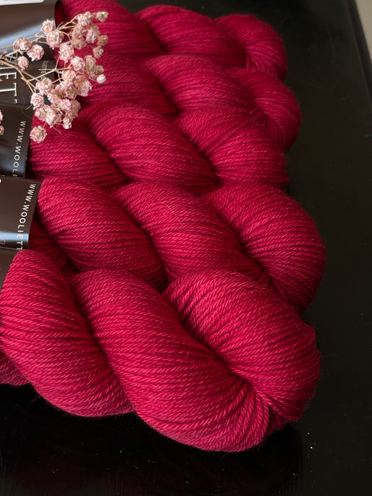 Laine MCN DK mérinos cachemire nylon Burlesque rouge cerise teinte main WoolietteLaine MCN DK mérinos cachemire nylon Burlesque rouge cerise teinte main Wooliette