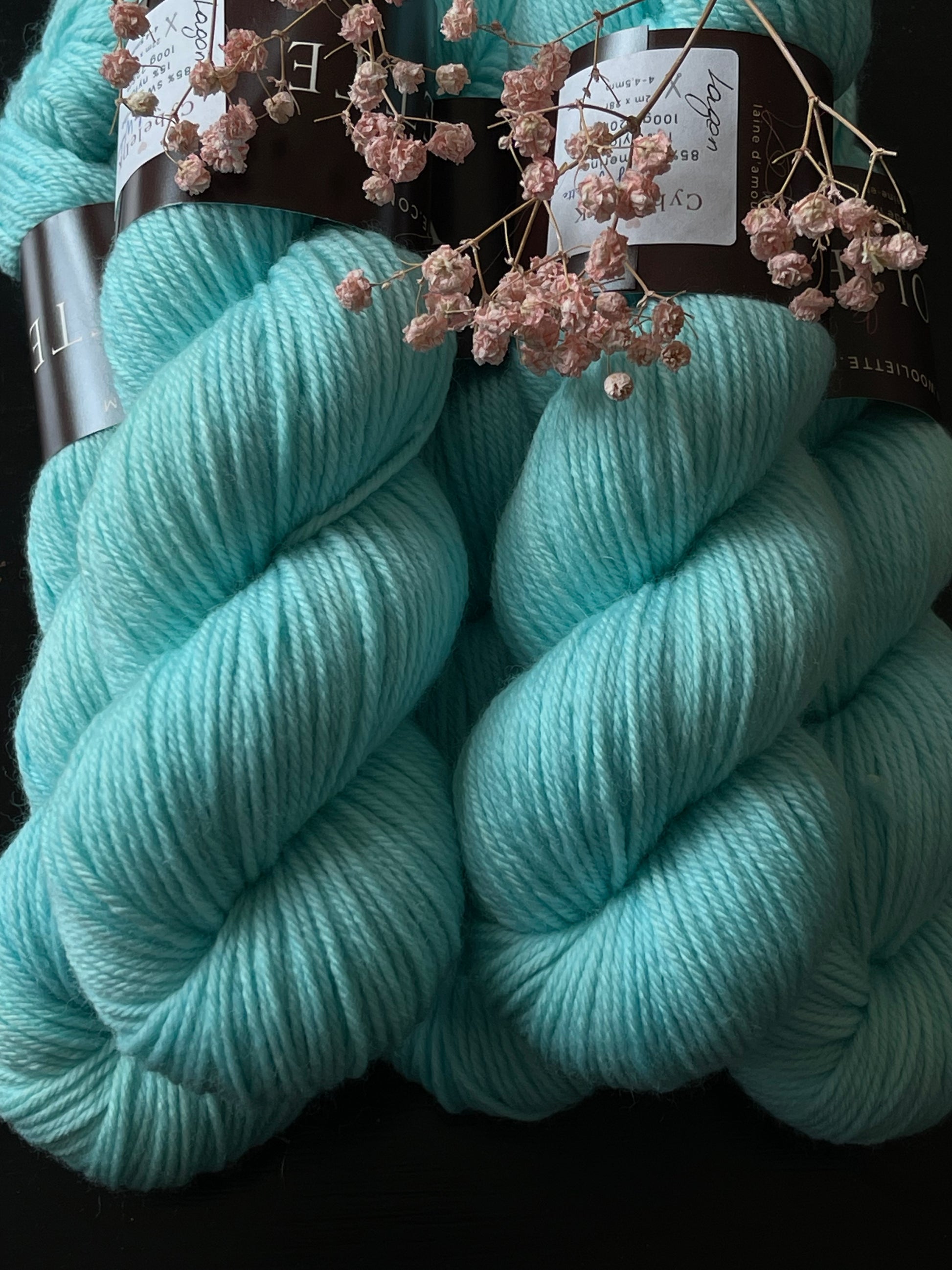 Détail texture laine MCN DK mérinos cachemire coloris vert d'eau pastel Lagon Wooliette