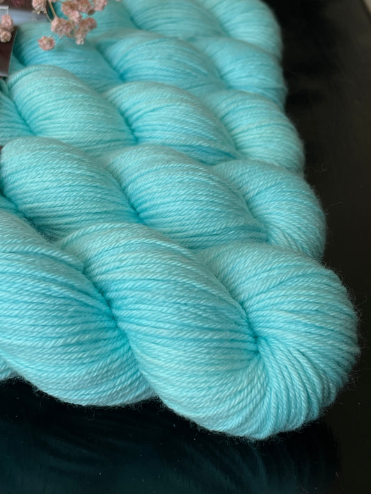 Laine MCN DK mérinos cachemire nylon Lagon vert d'eau clair teinte main Wooliette