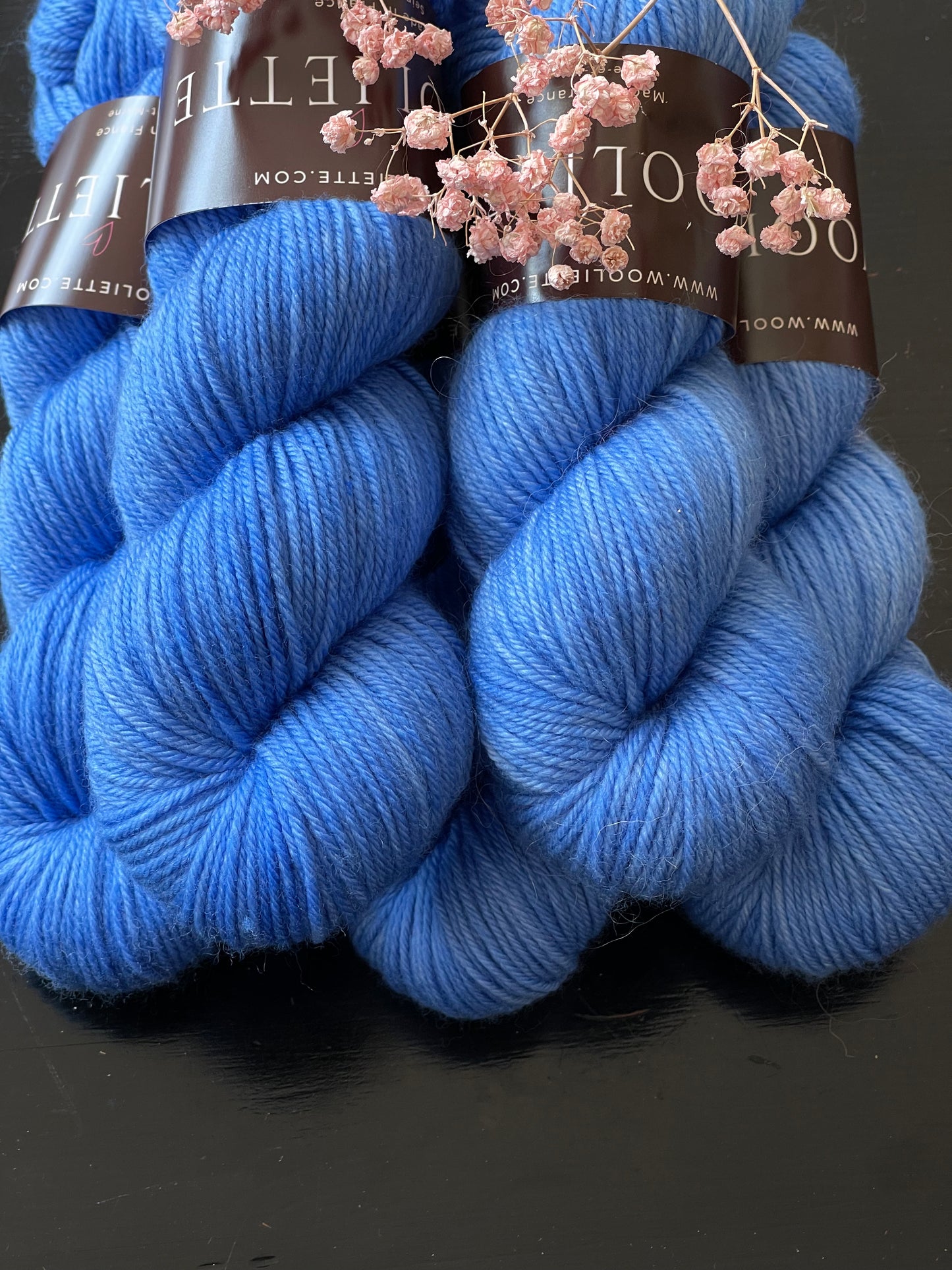 Détail texture laine Cybele DK mérinos nylon coloris bleu vif Stellaire Wooliette