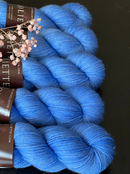 Laine Cybele DK mérinos nylon Stellaire bleu roi teinte main Wooliette