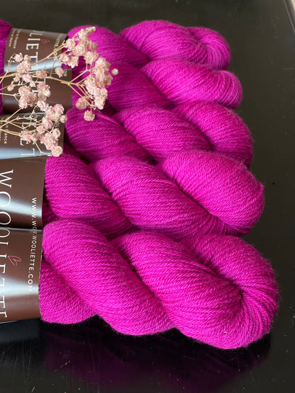 Détail texture laine Cybele DK mérinos nylon coloris magenta violacé Barocco Wooliette
