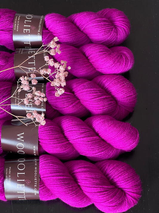 Laine Cybele DK mérinos nylon Barocco magenta profond teinte main Wooliette