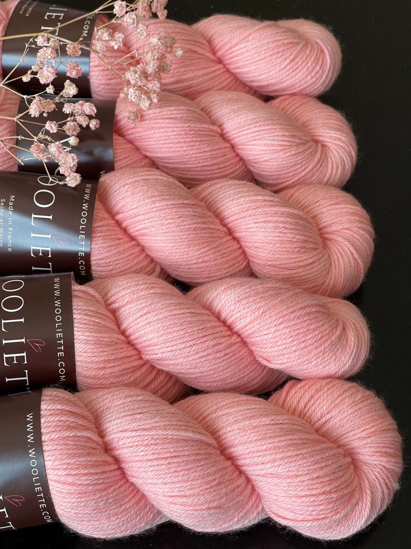 Écheveau laine mérinos nylon DK Coral Blush 100g 220m rose abricot pêche Wooliette