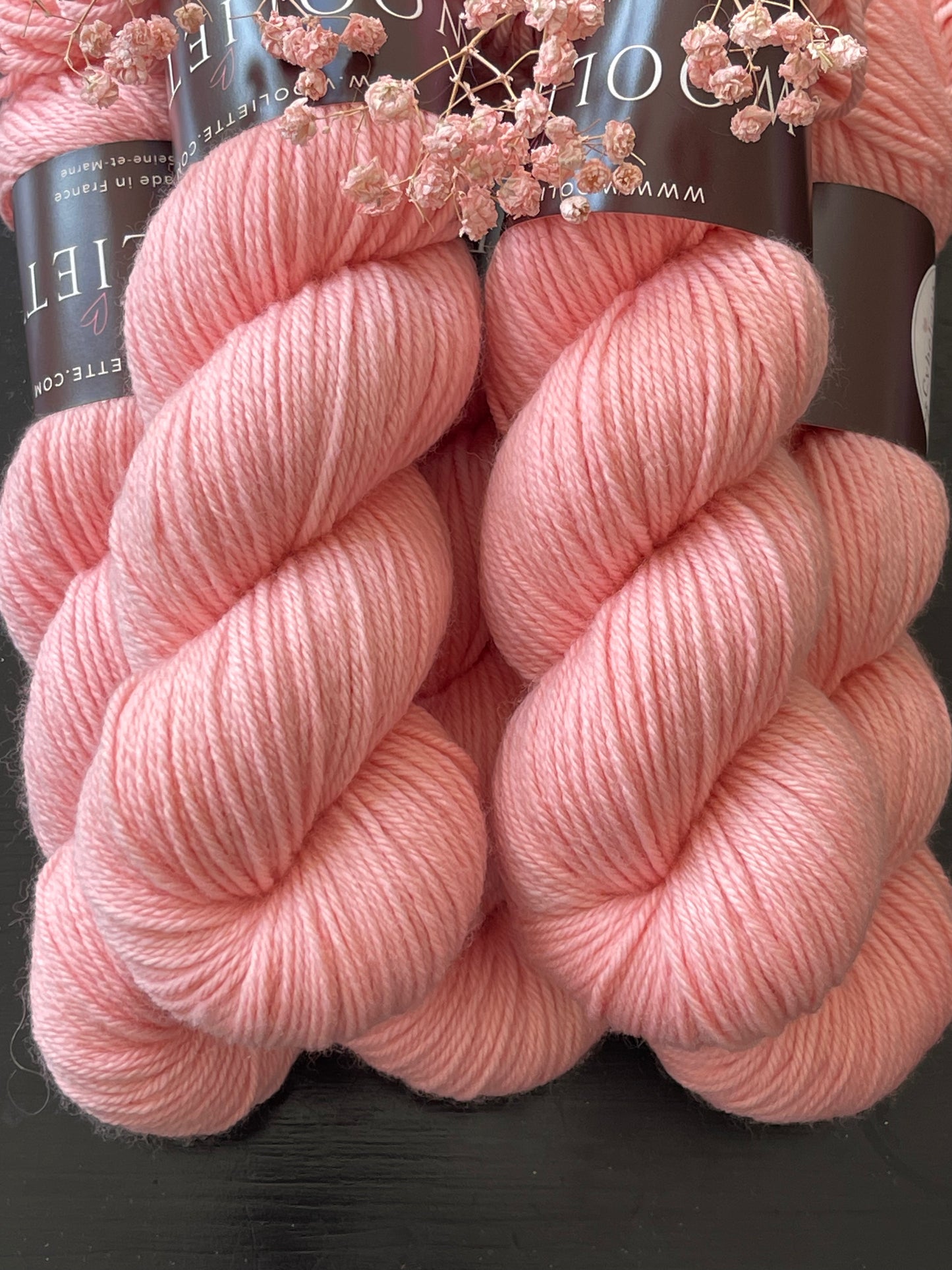 Détail texture laine Cybele DK mérinos nylon coloris rose pêche Coral Blush Wooliette