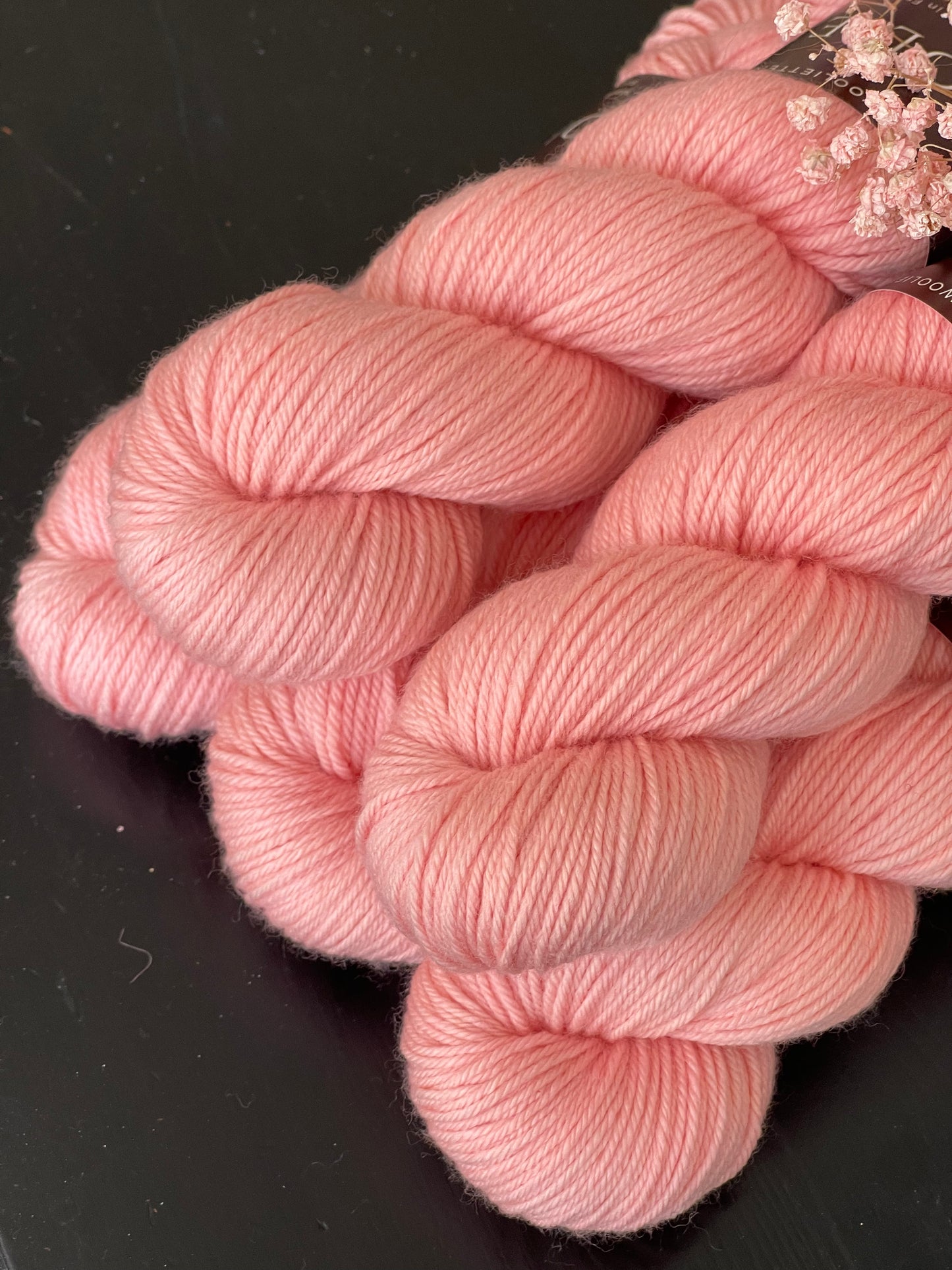 Laine Cybele DK mérinos nylon Coral Blush rose abricot teinte main Wooliette