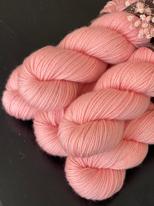 Laine Cybele DK mérinos nylon Coral Blush rose abricot teinte main Wooliette