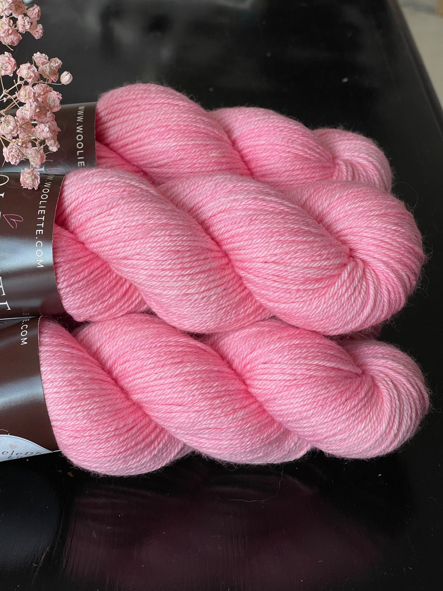 Détail texture laine Cybele DK mérinos nylon coloris rose gourmand Chamallow Wooliette
