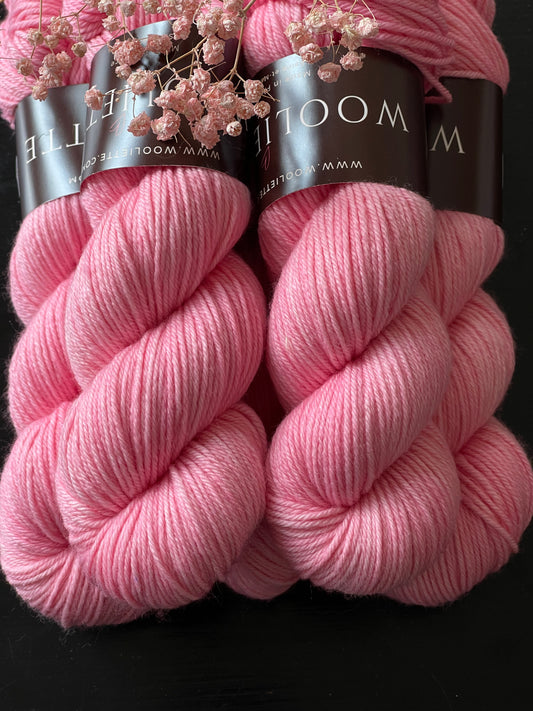 Laine Cybele DK mérinos nylon Chamallow rose bonbon teinte main Wooliette