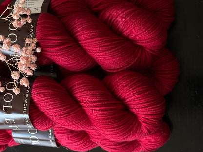 Détail texture laine Cybele DK mérinos nylon coloris rouge profond Burlesque Wooliette