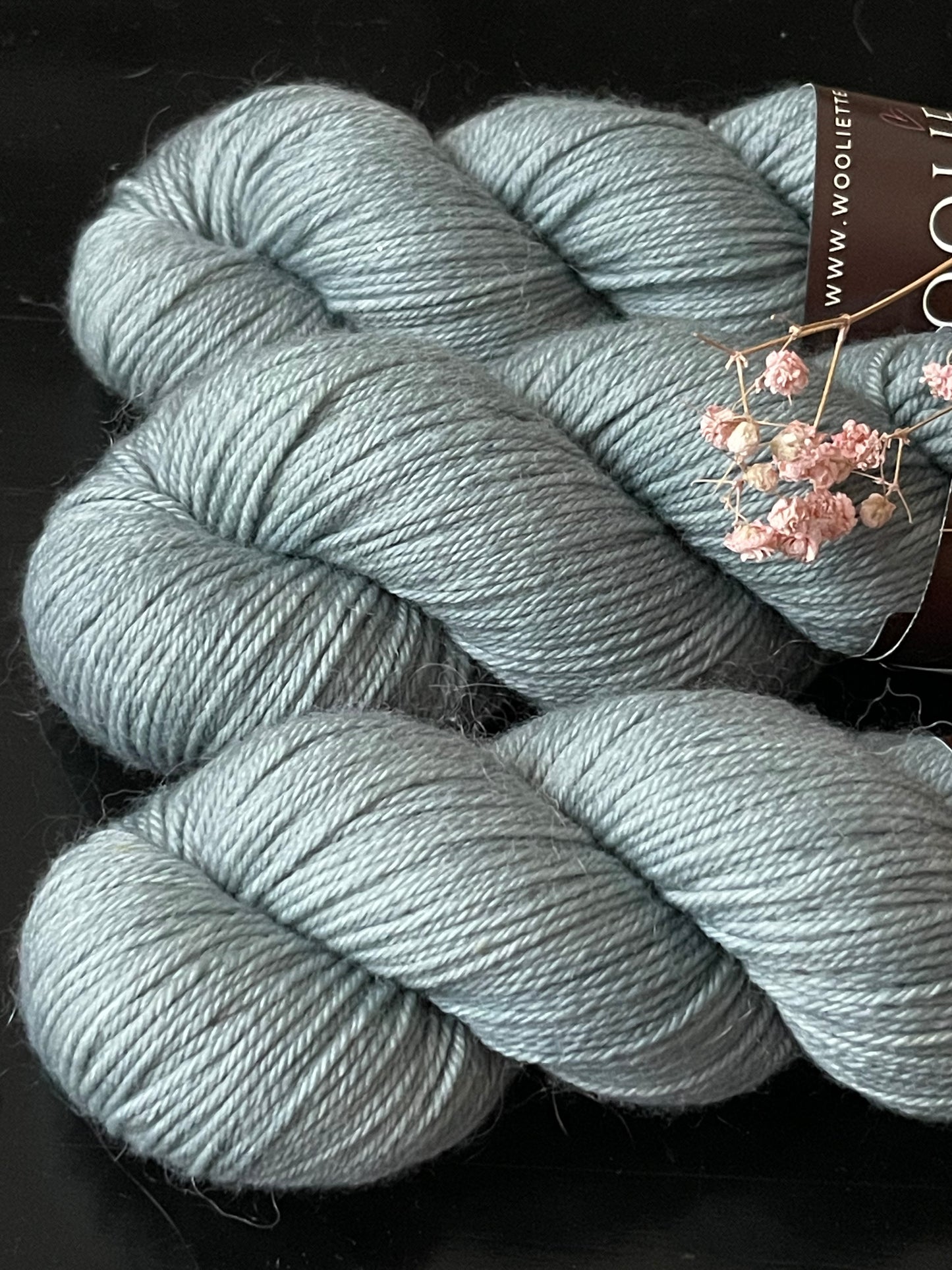 Détail texture laine Cybele DK mérinos nylon coloris vert-gris doux Eucalyptus Wooliette