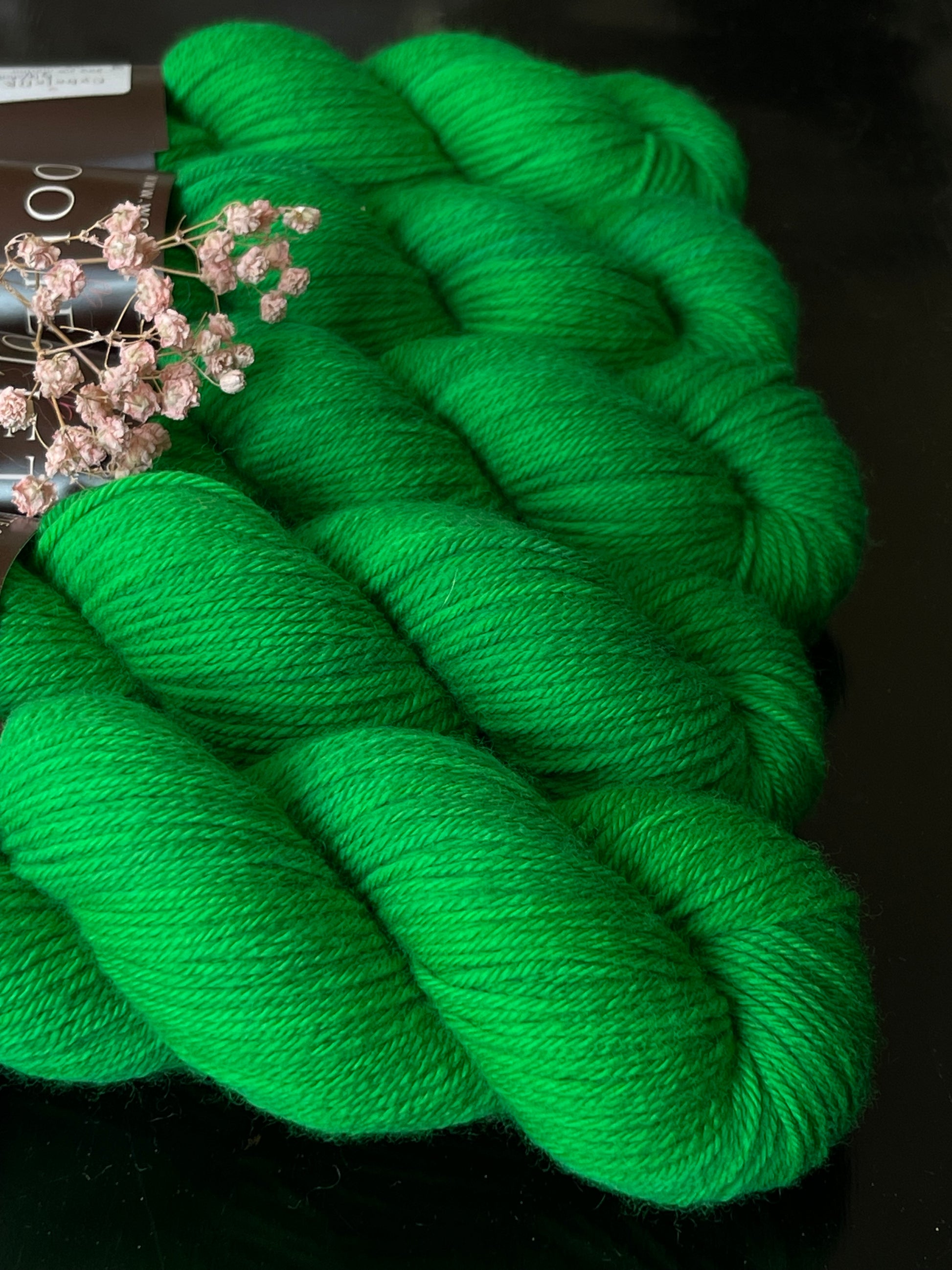 Détail texture laine Cybele DK mérinos nylon coloris vert éclatant Verde Wooliette