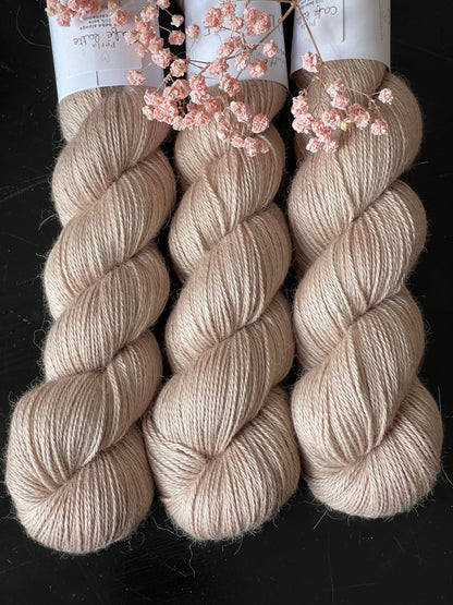 Écheveau laine alpaga soie cachemire fingering Café Latté 100g 400m beige lin crémeux Wooliette