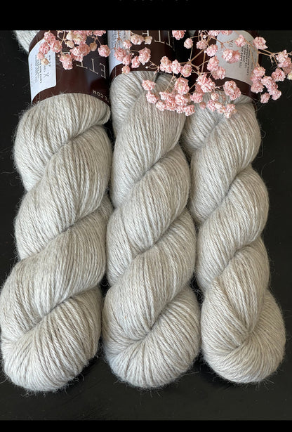 Laine Perla Fingering bébé alpaga soie cachemire écrue Plume gris clair naturel Wooliette