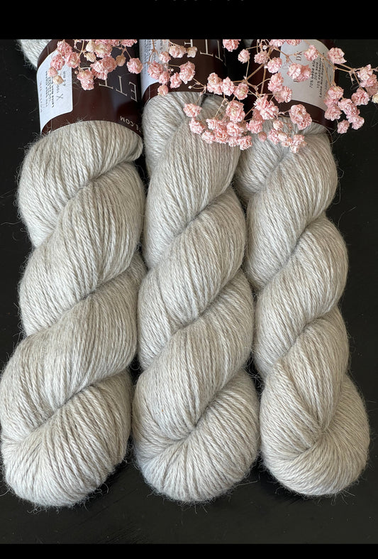 Laine Perla Fingering bébé alpaga soie cachemire écrue Plume gris clair naturel Wooliette