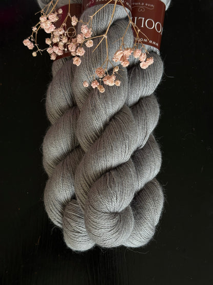 Écheveau laine alpaga soie cachemire fingering Minnie 100g 400m gris souris Wooliette