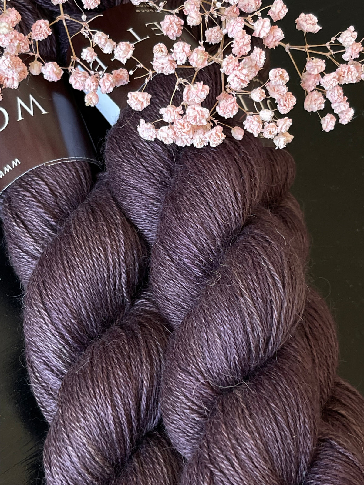 Écheveau laine alpaga soie cachemire fingering Moody 100g 400m prune profond aubergine Wooliette