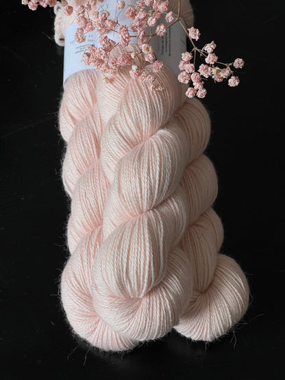 Écheveau laine alpaga soie cachemire fingering Angel 100g 400m rose pâle nacré Wooliette