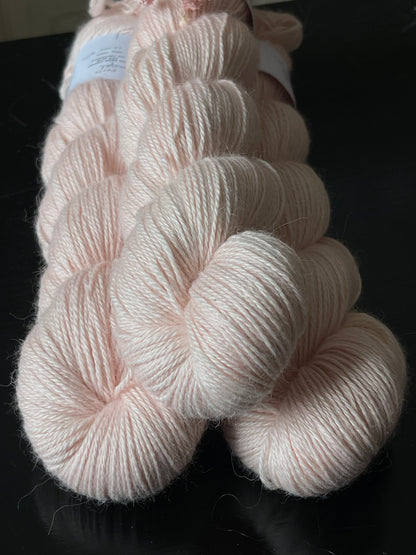 Laine de luxe alpaga cachemire et soie fingering rose pâle France Wooliette