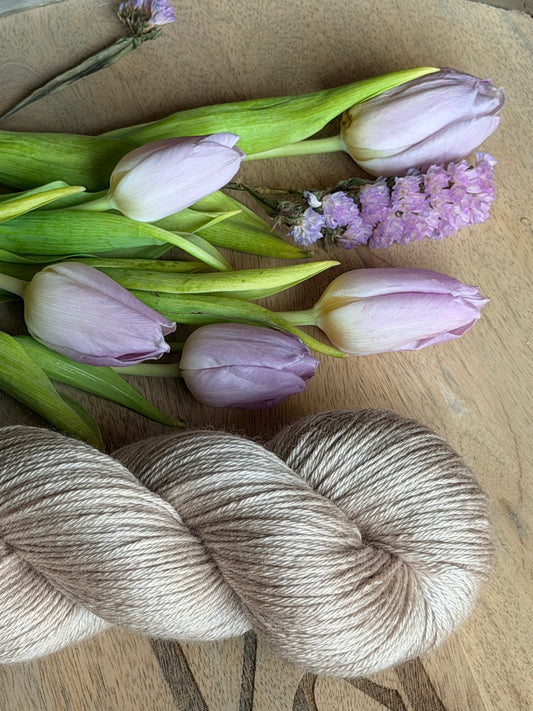 Laine Ornella Fingering BFL et soie Latte Rosato beige rosé teinte main Wooliette