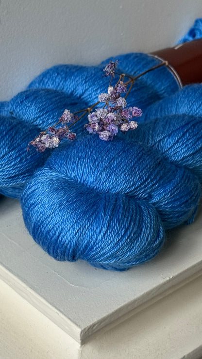 Écheveau laine d'été BFL soie fingering Miss K 100g 400m bleu azur électrique Wooliette