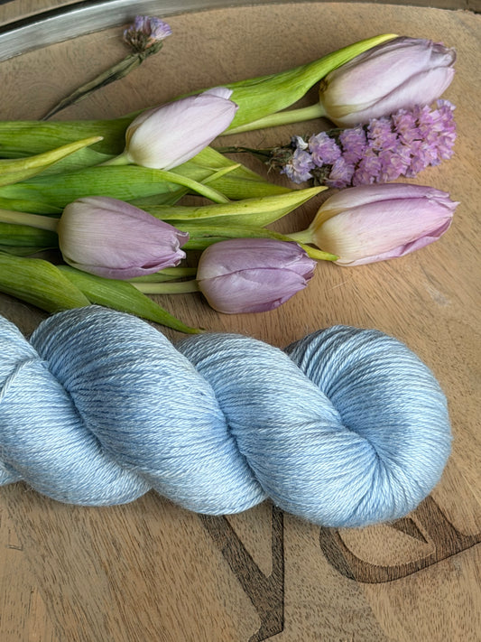 Laine Ornella Fingering BFL et soie Summer Sky bleu ciel teinte main Wooliette