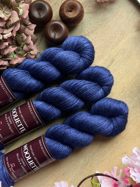 Laine Ornella Fingering BFL et soie Mamy Blue bleu marine teinte main Wooliette