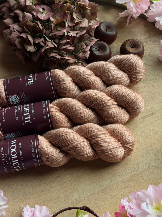 Laine Ornella Fingering BFL et soie Brume de Châtaigne brun roux teinte main Wooliette