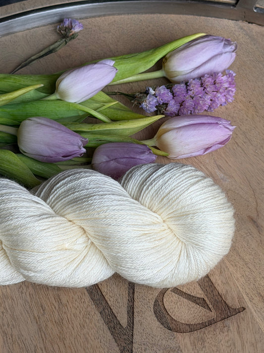 Laine Ornella Fingering BFL et soie écrue Neige non teinte couleur naturelle Wooliette