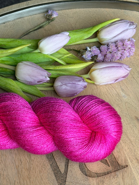 Laine Ornella Fingering BFL et soie Berry Velvet fuchsia teinte main Wooliette