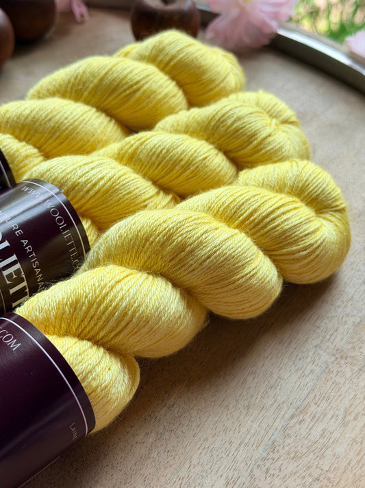 Laine Ornella Fingering BFL et soie Mango Lassi jaune safran teinte main Wooliette