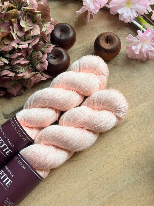 Laine Ornella Fingering BFL et soie Milkshake rose fraise teinte main Wooliette