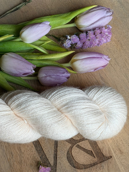 Laine Ornella Fingering BFL et soie Angel rose pâle teinte main Wooliette