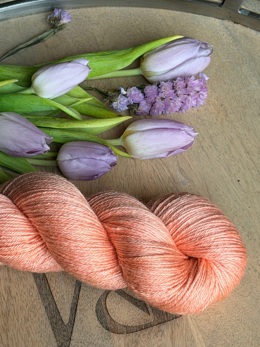 Laine Ornella Fingering BFL et soie Pécheresse rose pêche teinte main Wooliette