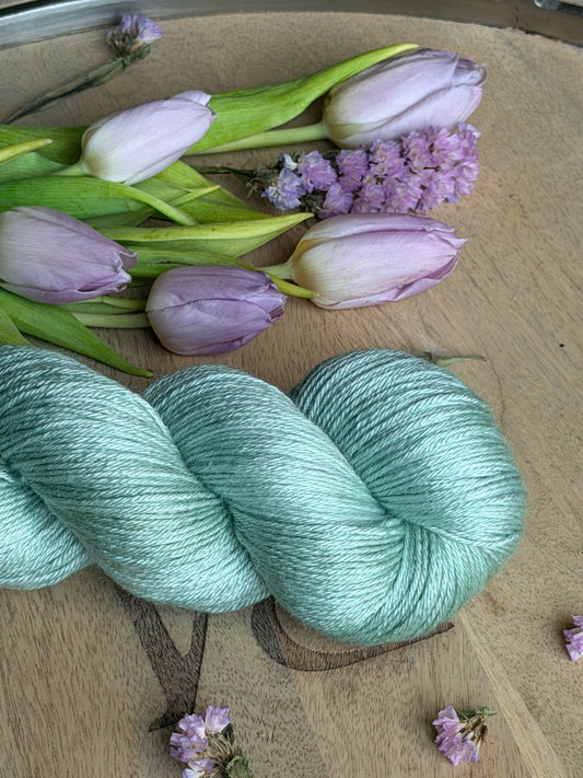 Laine Ornella Fingering BFL et soie Sauge vert-gris teinte main Wooliette