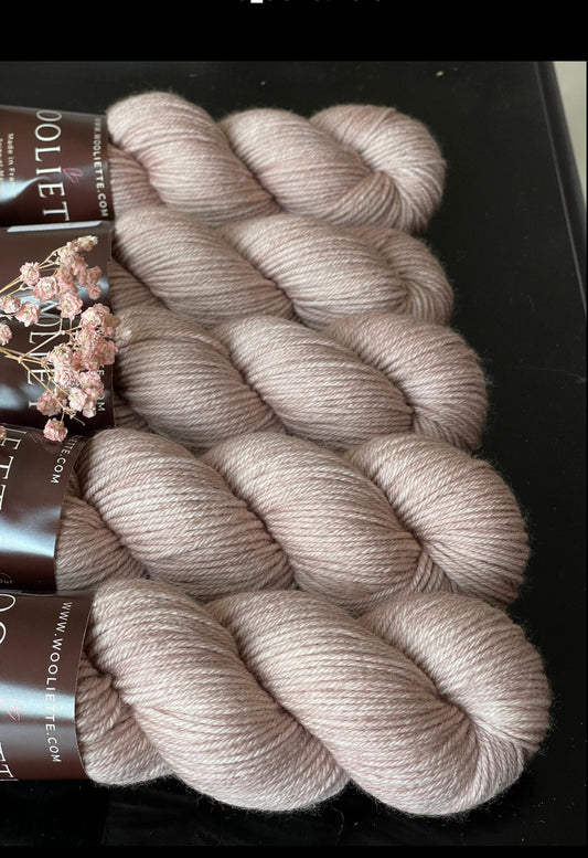 Écheveau laine mérinos nylon fingering Mars et Vénus 100g 400m beige rosé poudré Wooliette