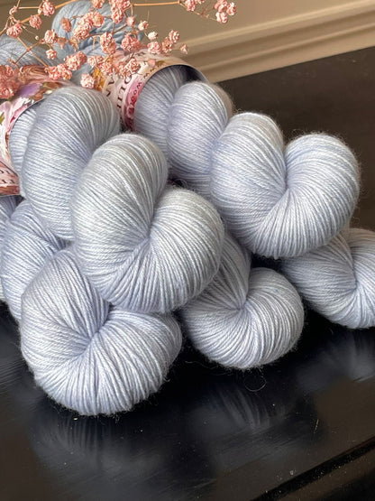 Écheveau laine mérinos nylon fingering Muse 100g 400m bleu ciel givré Wooliette