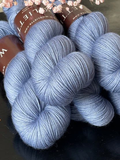 Écheveau laine mérinos nylon fingering Pop Blue 100g 400m bleu denim grisé Wooliette