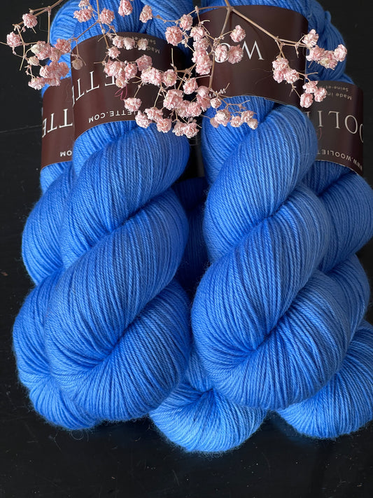 Laine Cybele Fingering mérinos nylon Stellaire bleu roi teinte main Wooliette