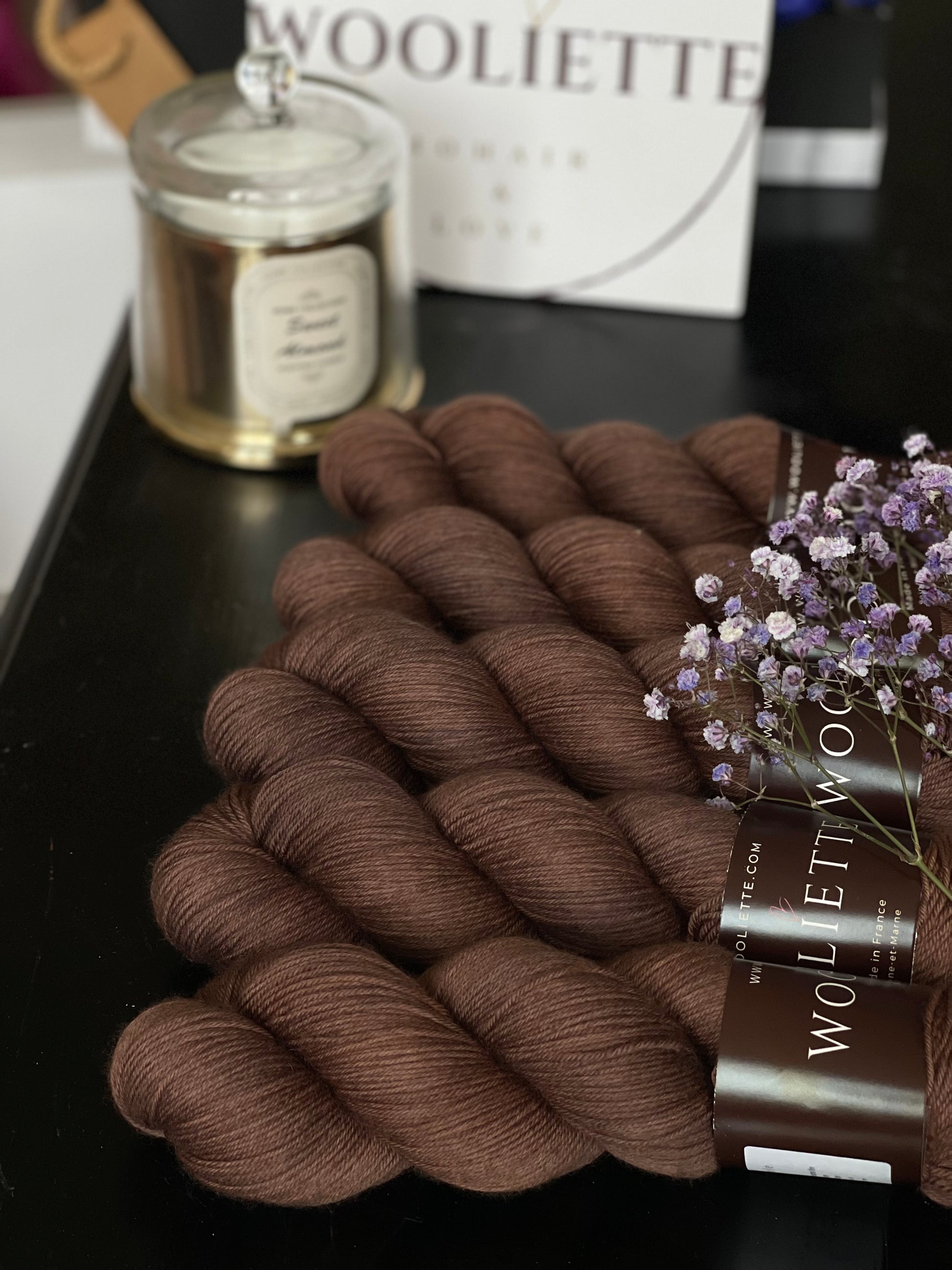 Détail texture laine Cybele mérinos nylon coloris brun profond La Dame de Fer Wooliette
