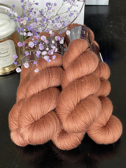 Écheveau laine mérinos nylon fingering Brume de Châtaigne 100g 400m brun cannelle cuivré Wooliette