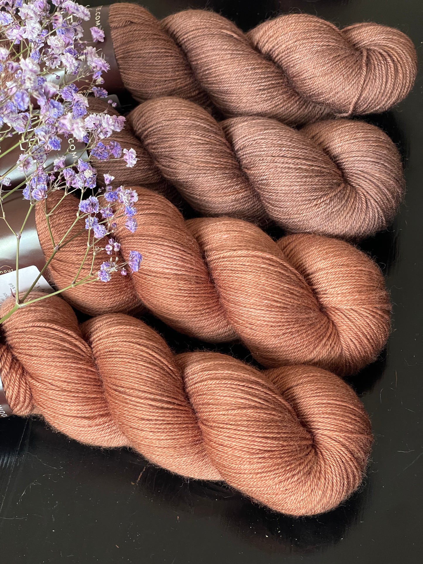Détail texture laine Cybele mérinos nylon coloris brun terre cuite Brume de Châtaigne Wooliette